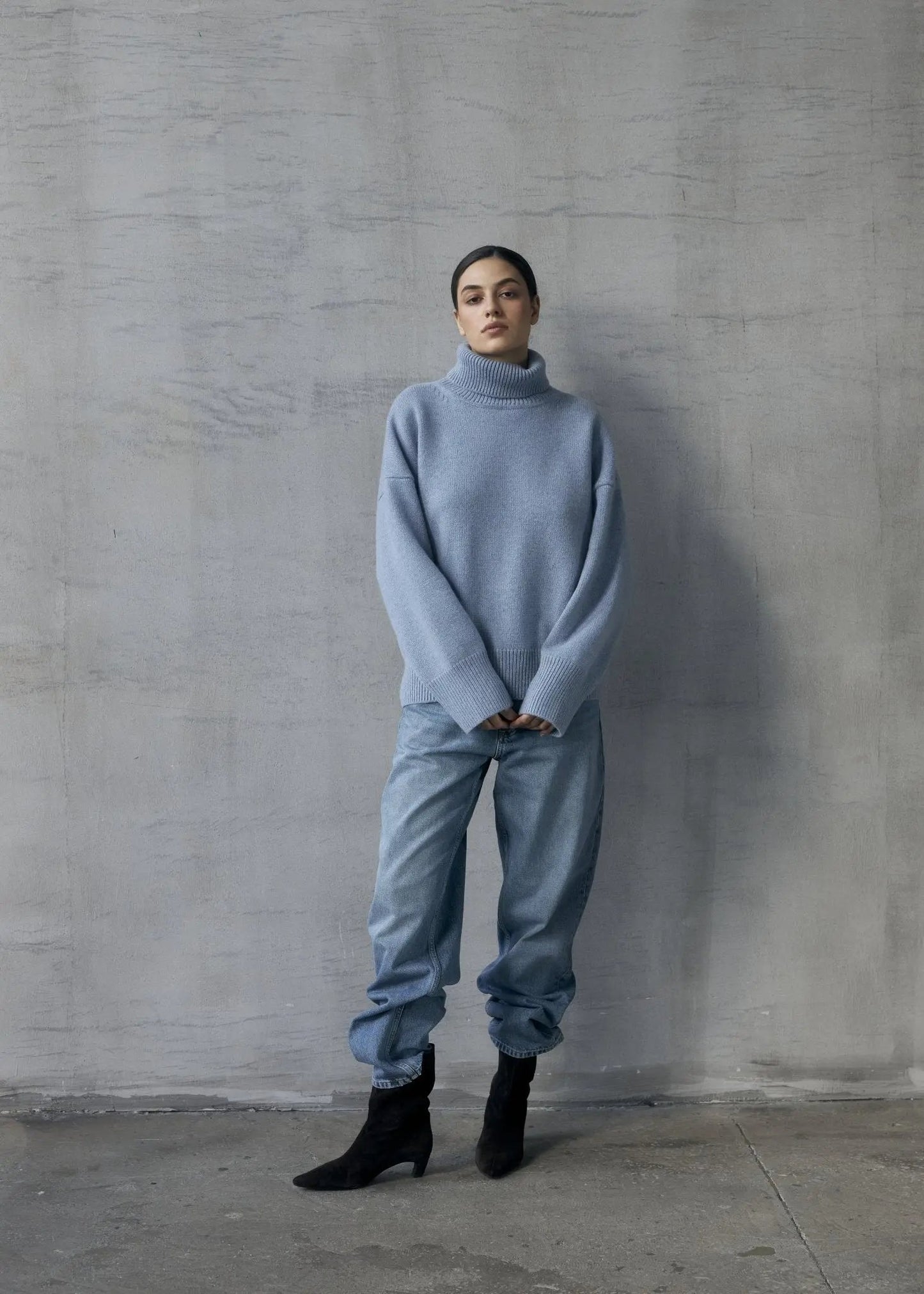 ZORIANA Turtle-Neck Cashmere Sweater in Jeans Blue NiSO