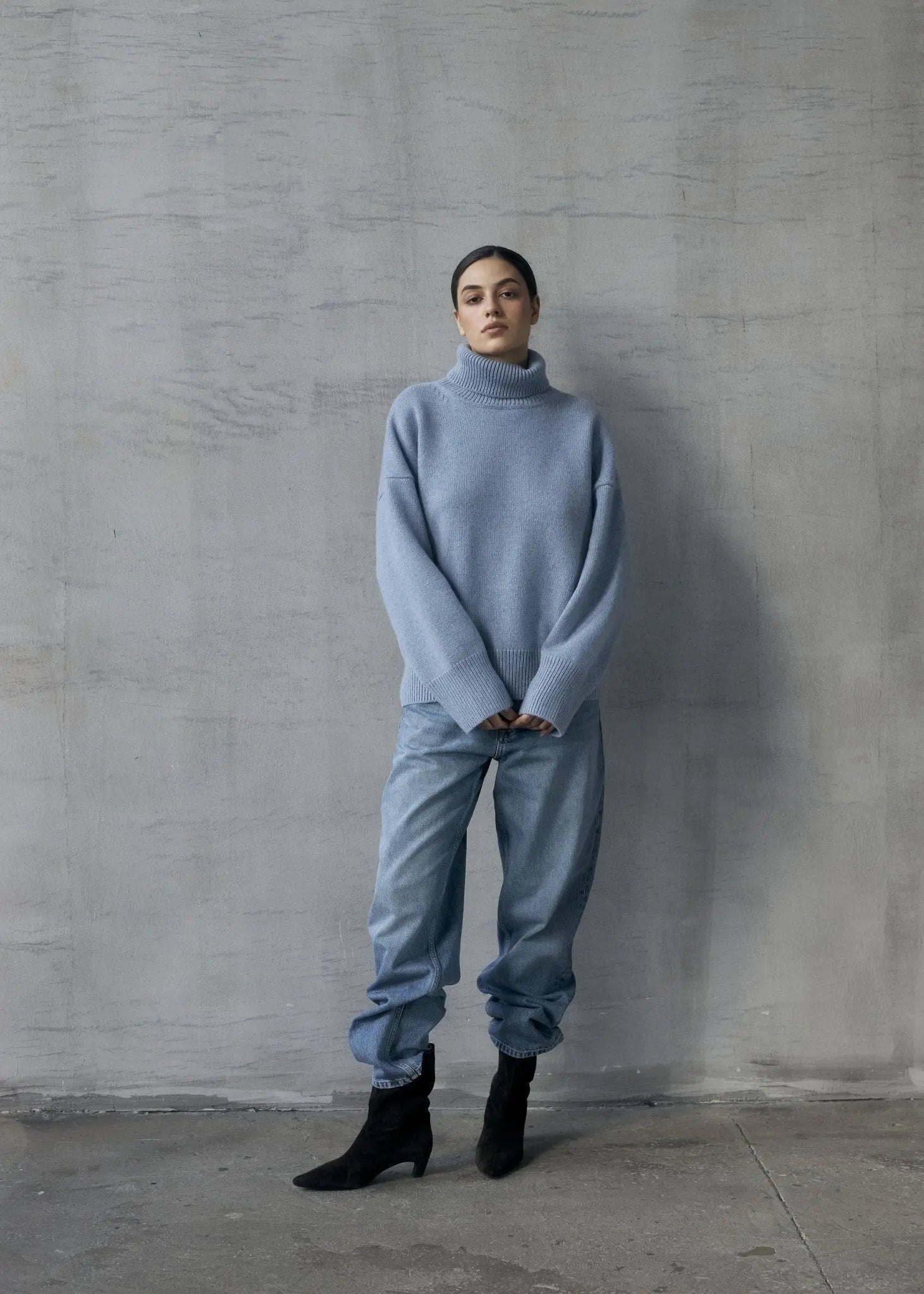 ZORIANA Turtle-Neck Cashmere Sweater in Jeans Blue NiSO