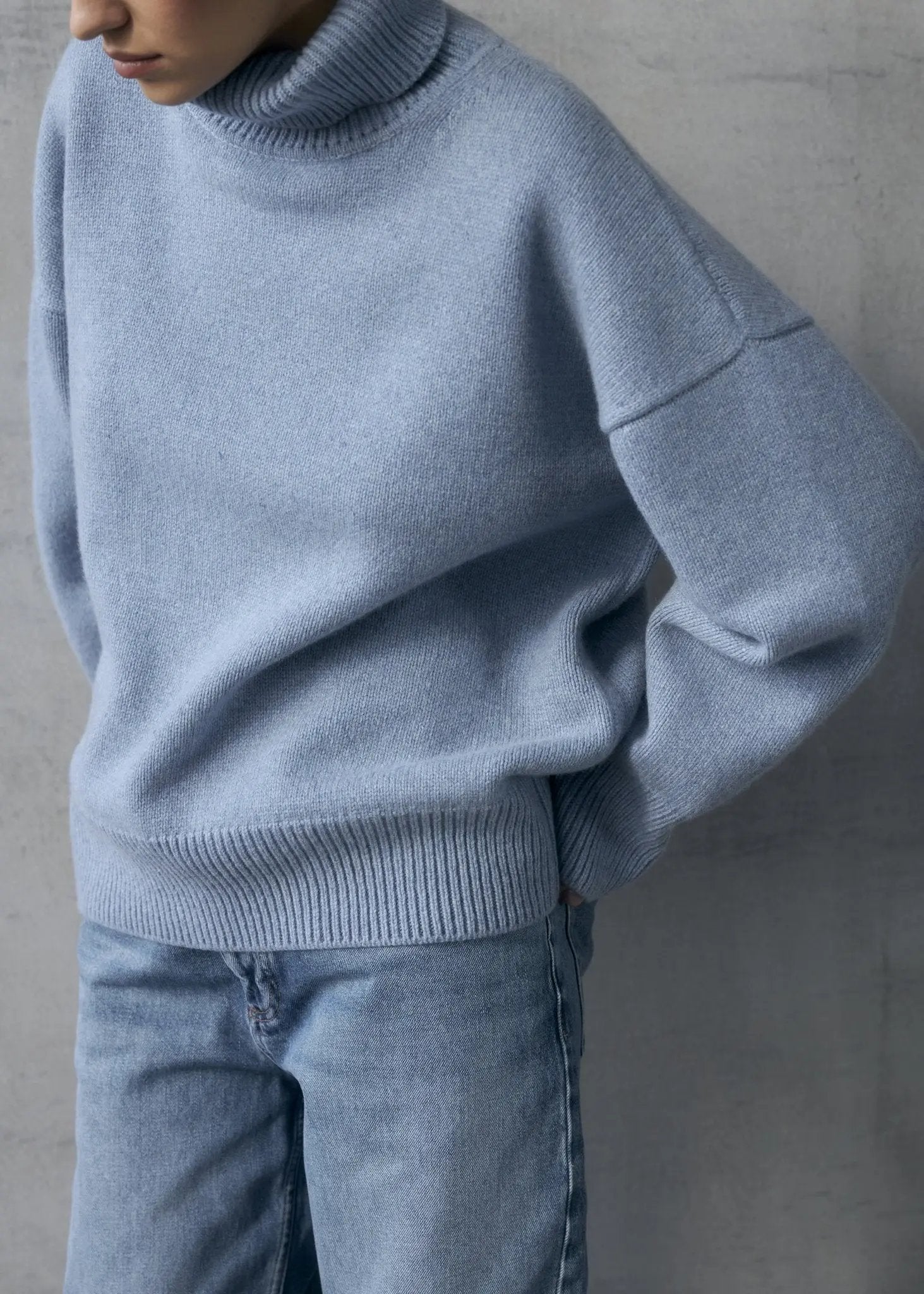 ZORIANA Turtle-Neck Cashmere Sweater in Jeans Blue NiSO