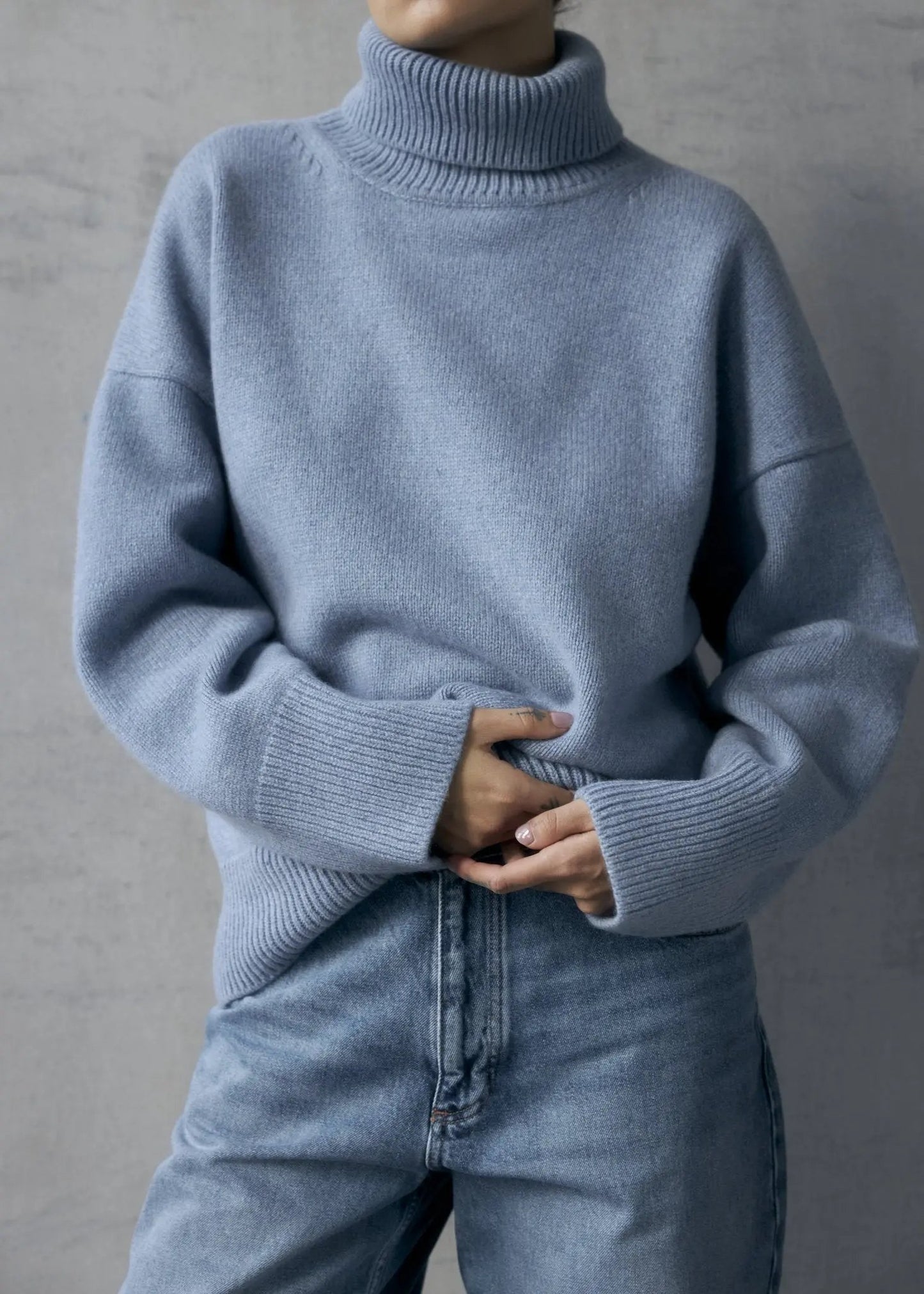 ZORIANA Turtle-Neck Cashmere Sweater in Jeans Blue NiSO