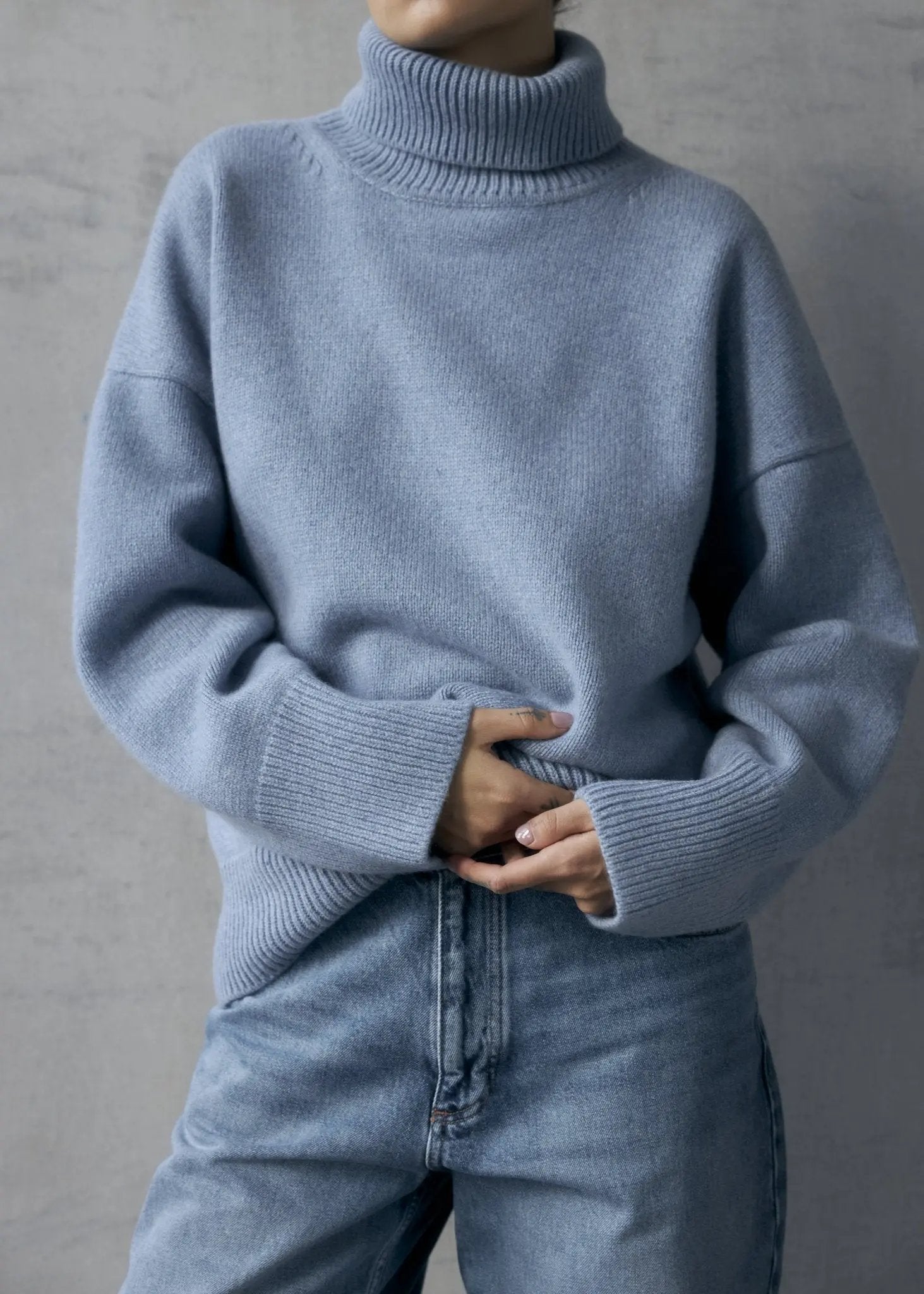 ZORIANA Turtle-Neck Cashmere Sweater in Jeans Blue NiSO