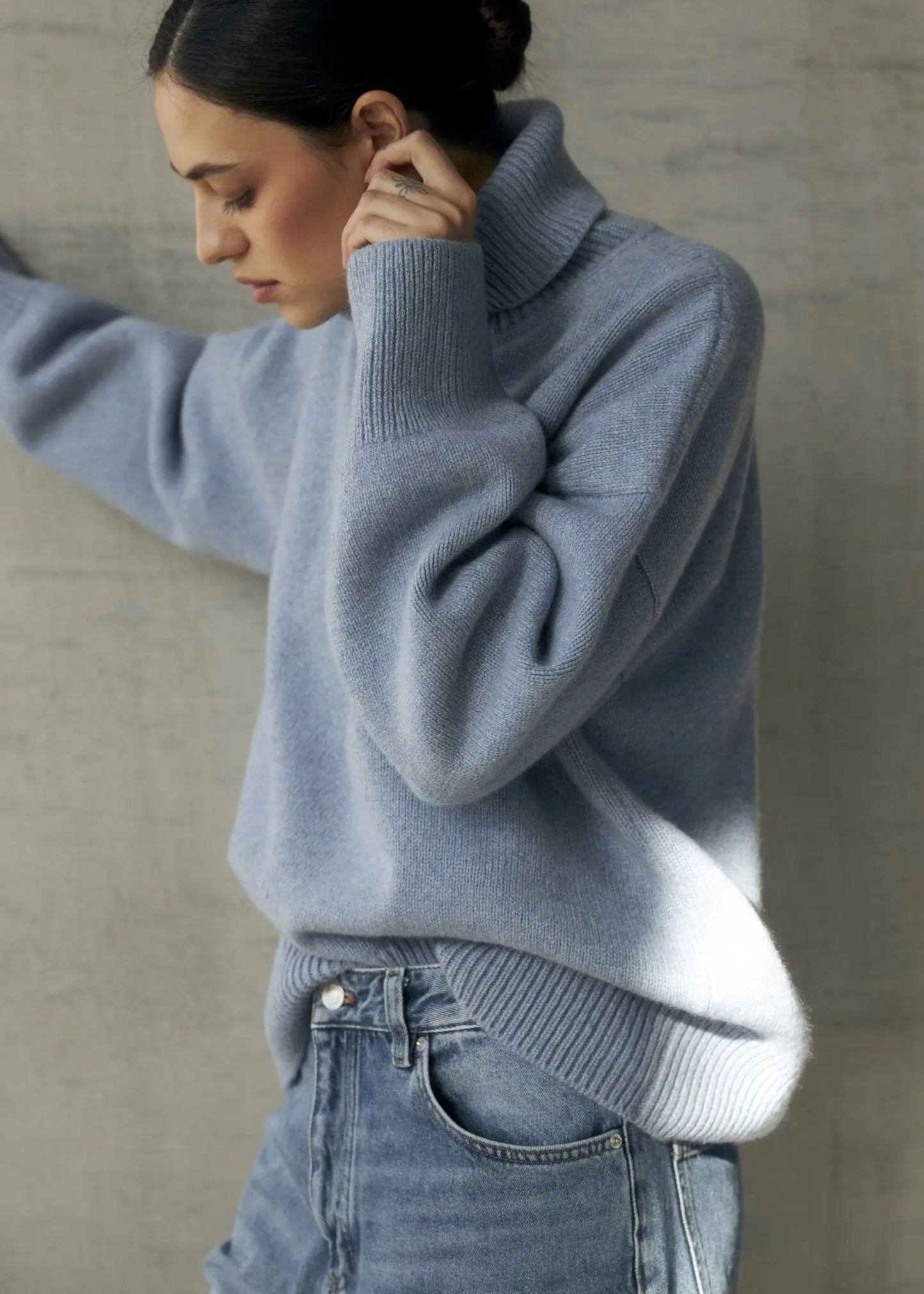 ZORIANA Turtle-Neck Cashmere Sweater in Jeans Blue NiSO