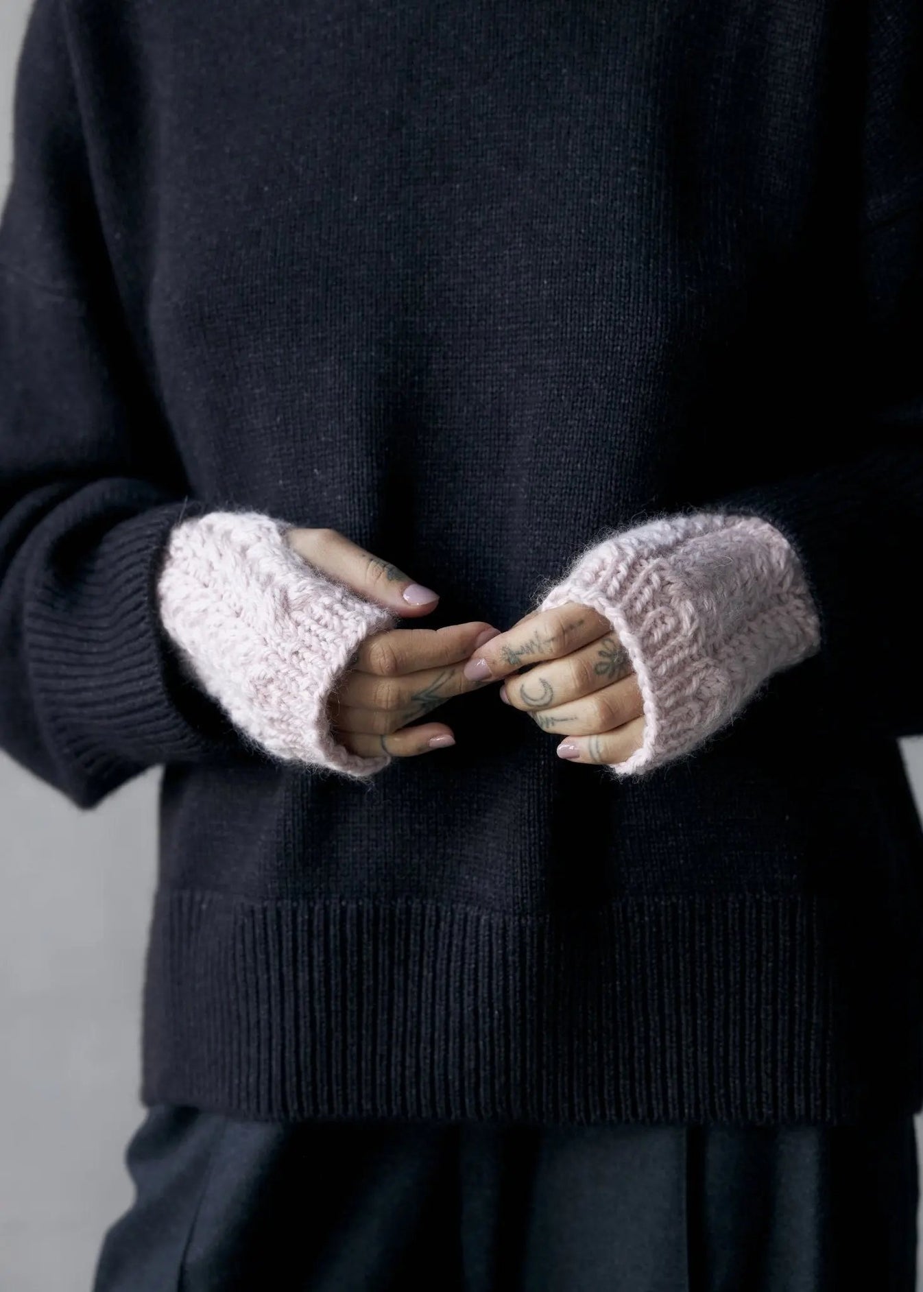 ZORIANA Crew-Neck Cashmere Sweater in Black NiSO