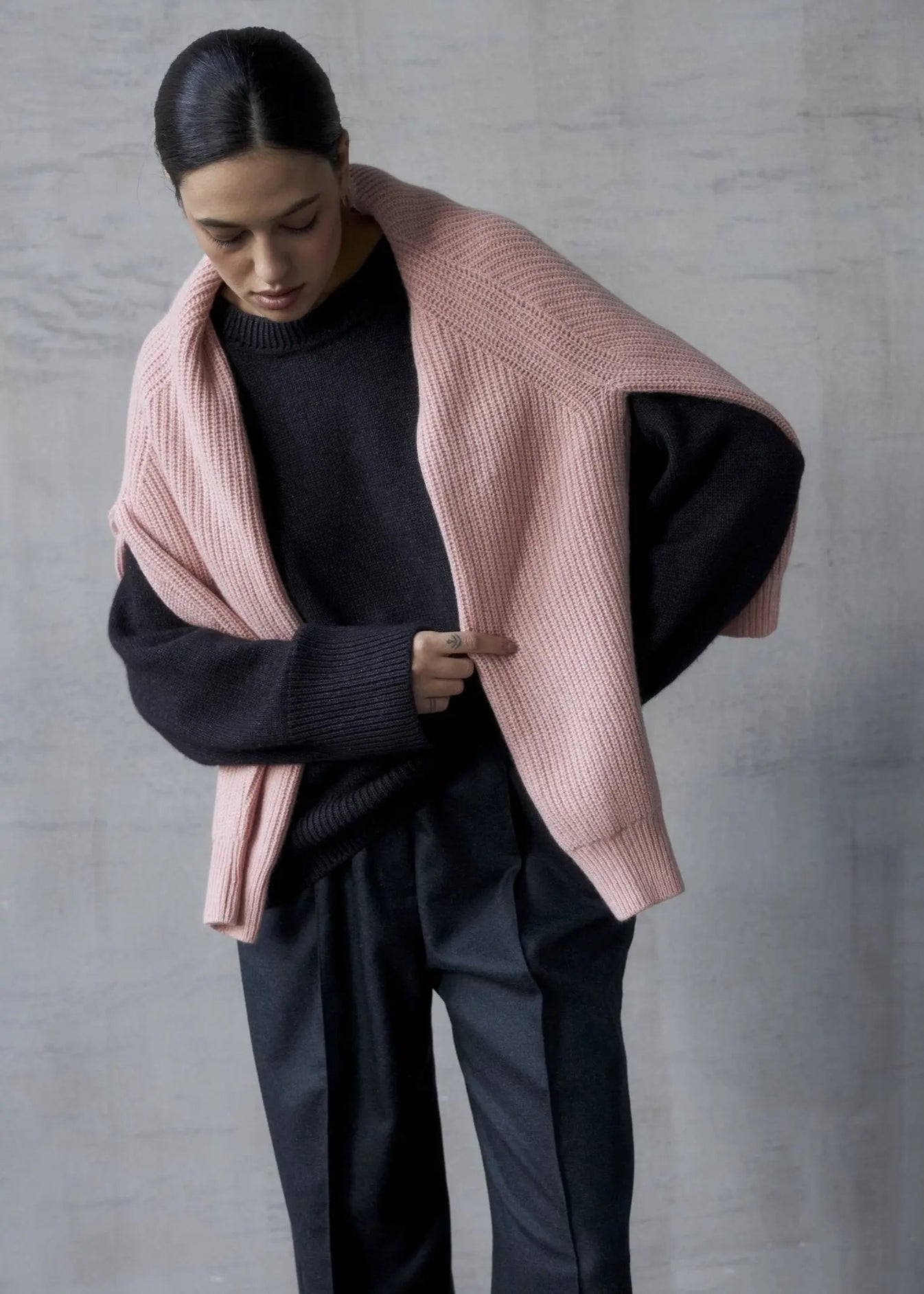 ZORIANA Crew-Neck Cashmere Sweater in Black NiSO