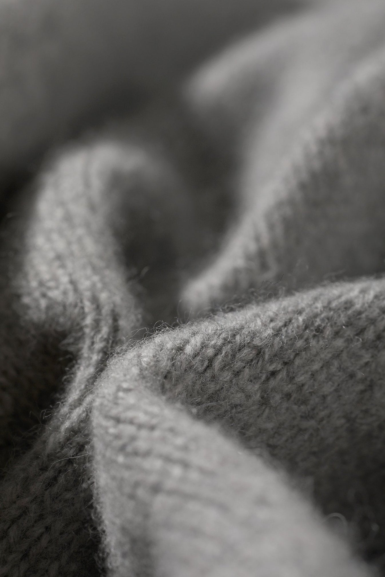 ZORIANA Turtle-Neck Cashmere Sweater in Gray NiSO
