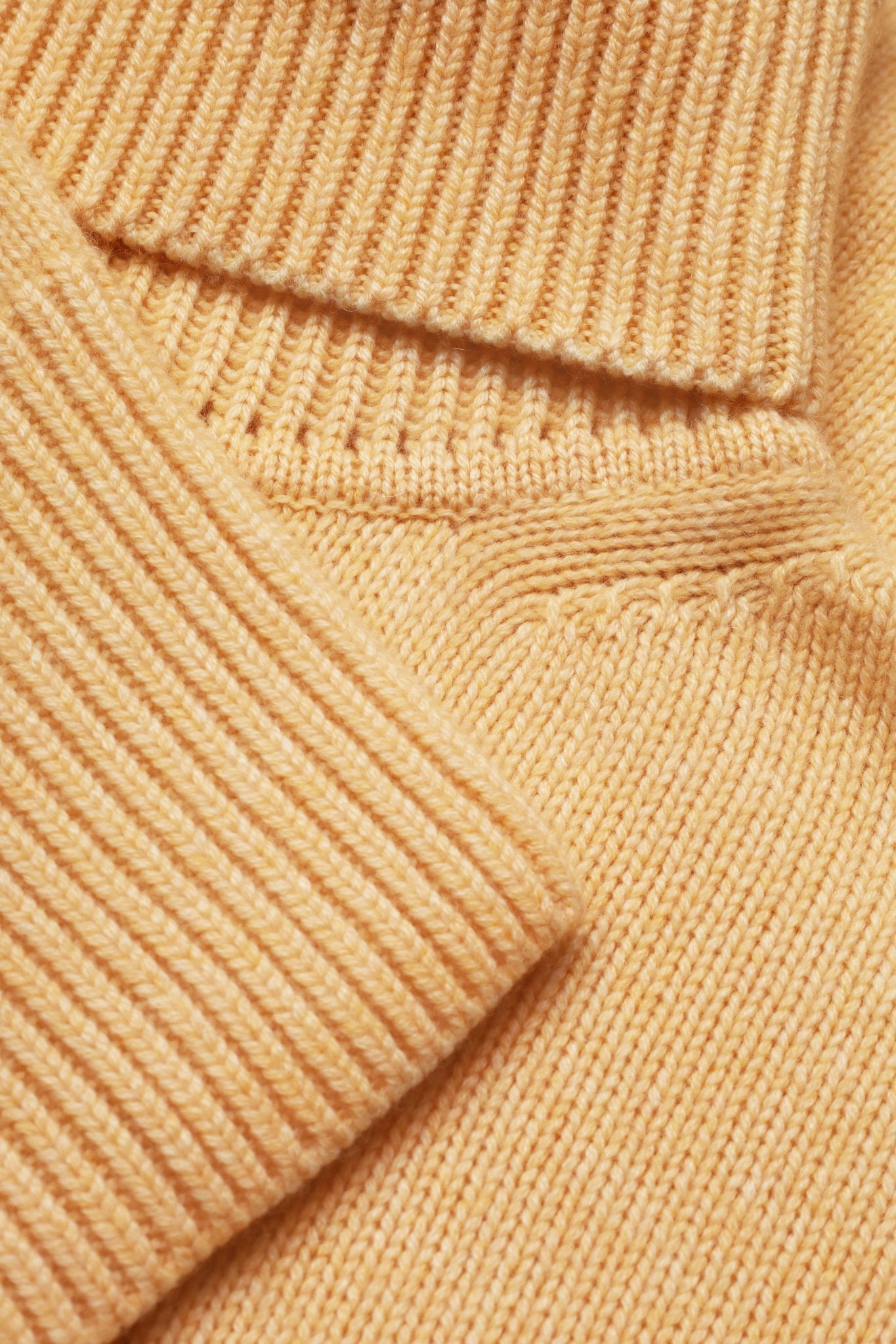 ZORIANA Turtle-Neck Cashmere Sweater in Yellow NiSO