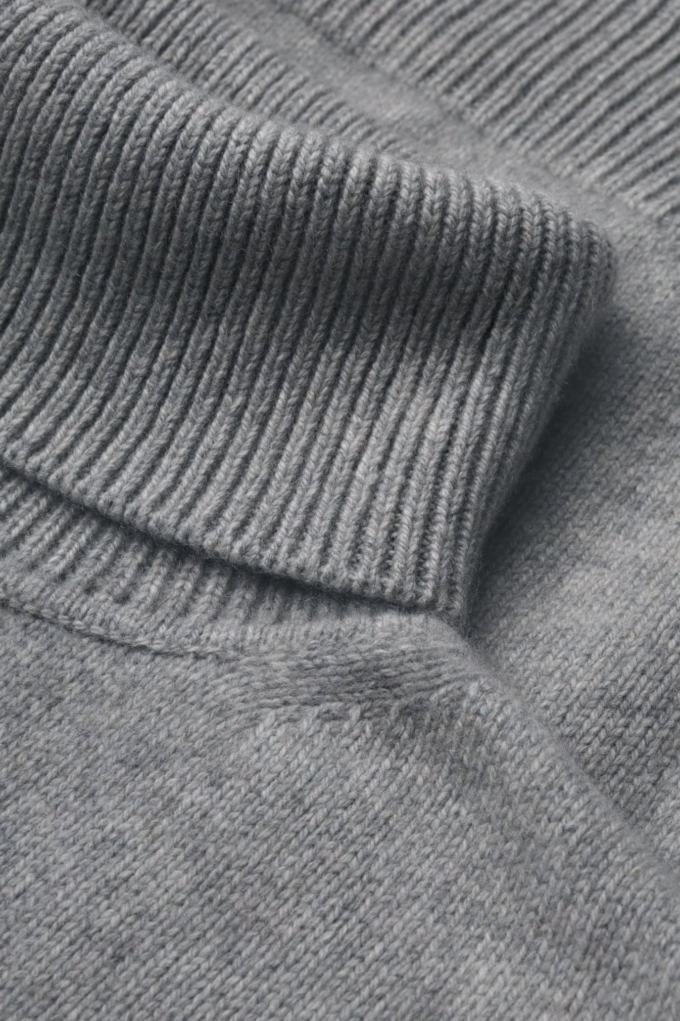 ZORIANA Turtle-Neck Cashmere Sweater in Gray NiSO