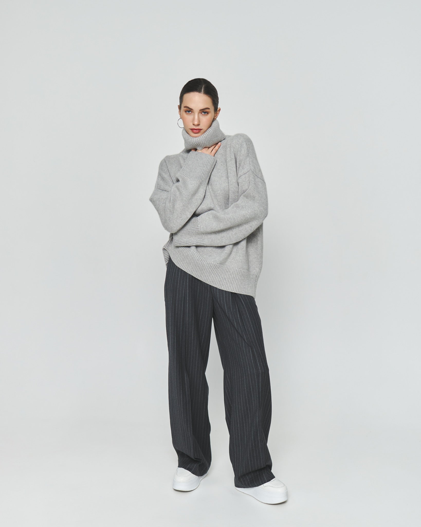 Large 100% Cashmere Oversize Sweater with Turtle Neck in Grey - NiSO