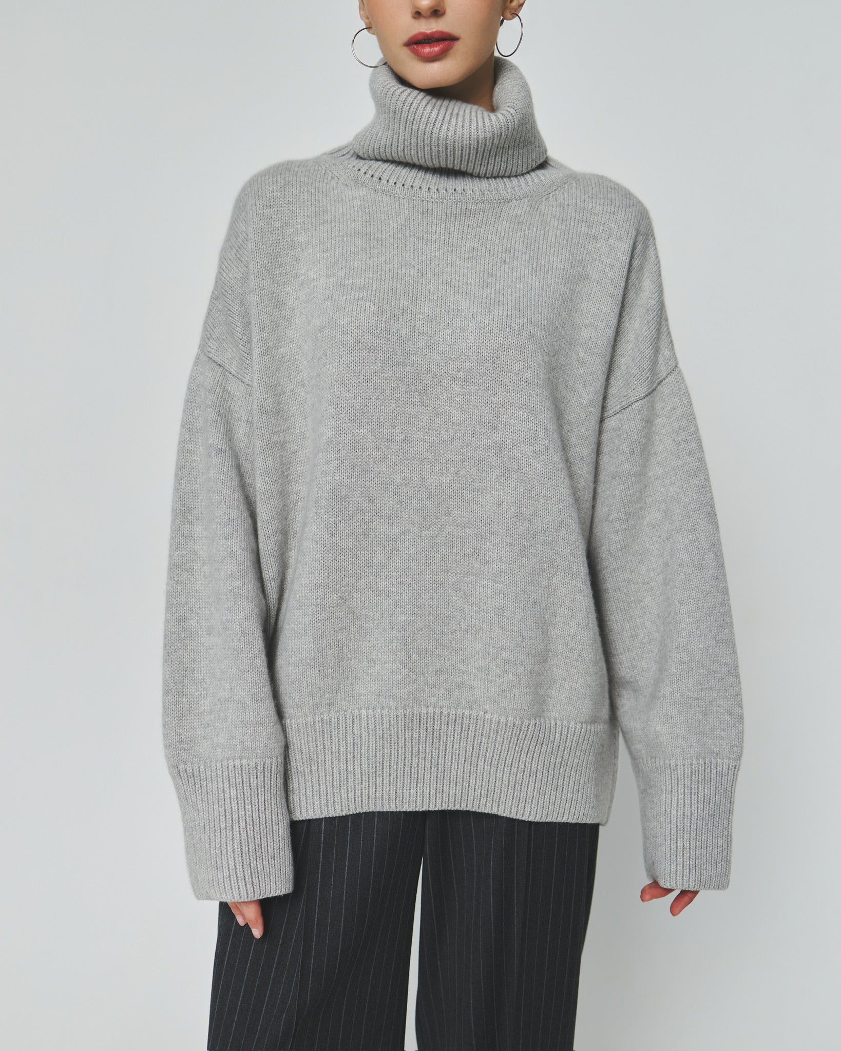 Large 100% Cashmere Oversize Sweater with Turtle Neck in Grey - NiSO