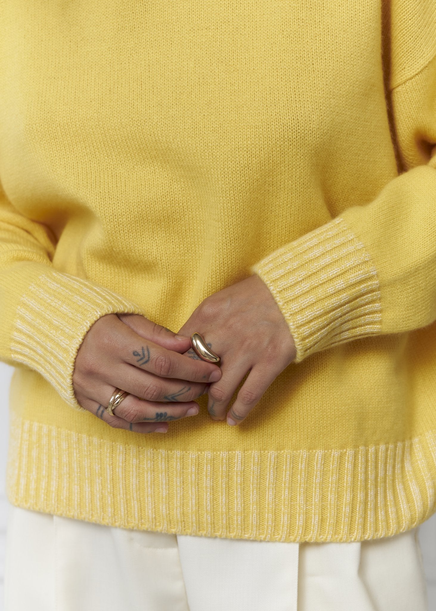 MILAVA Crew - Neck Cashmere Sweater in Yellow - NiSO