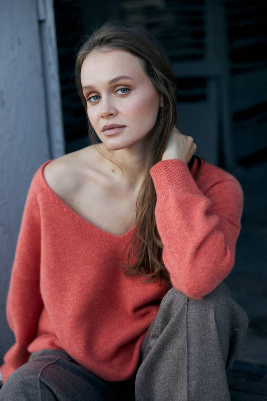 ZHADANA V-Neck Cashmere Sweater in Red Melange