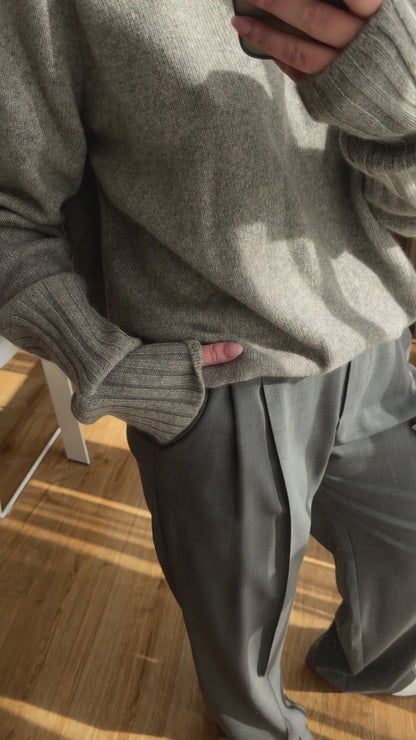 Crew-Neck 100% Cashmere Sweater in Gray
