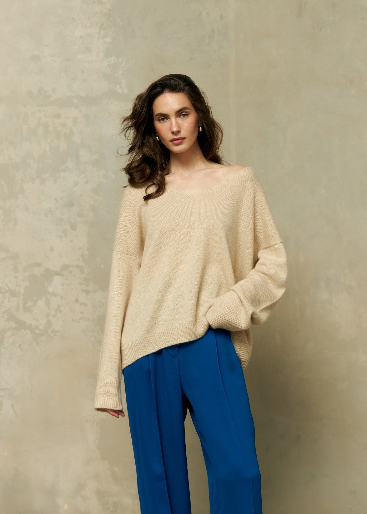 V - Neck 100% Cashmere Sweater in Beige - NiSO