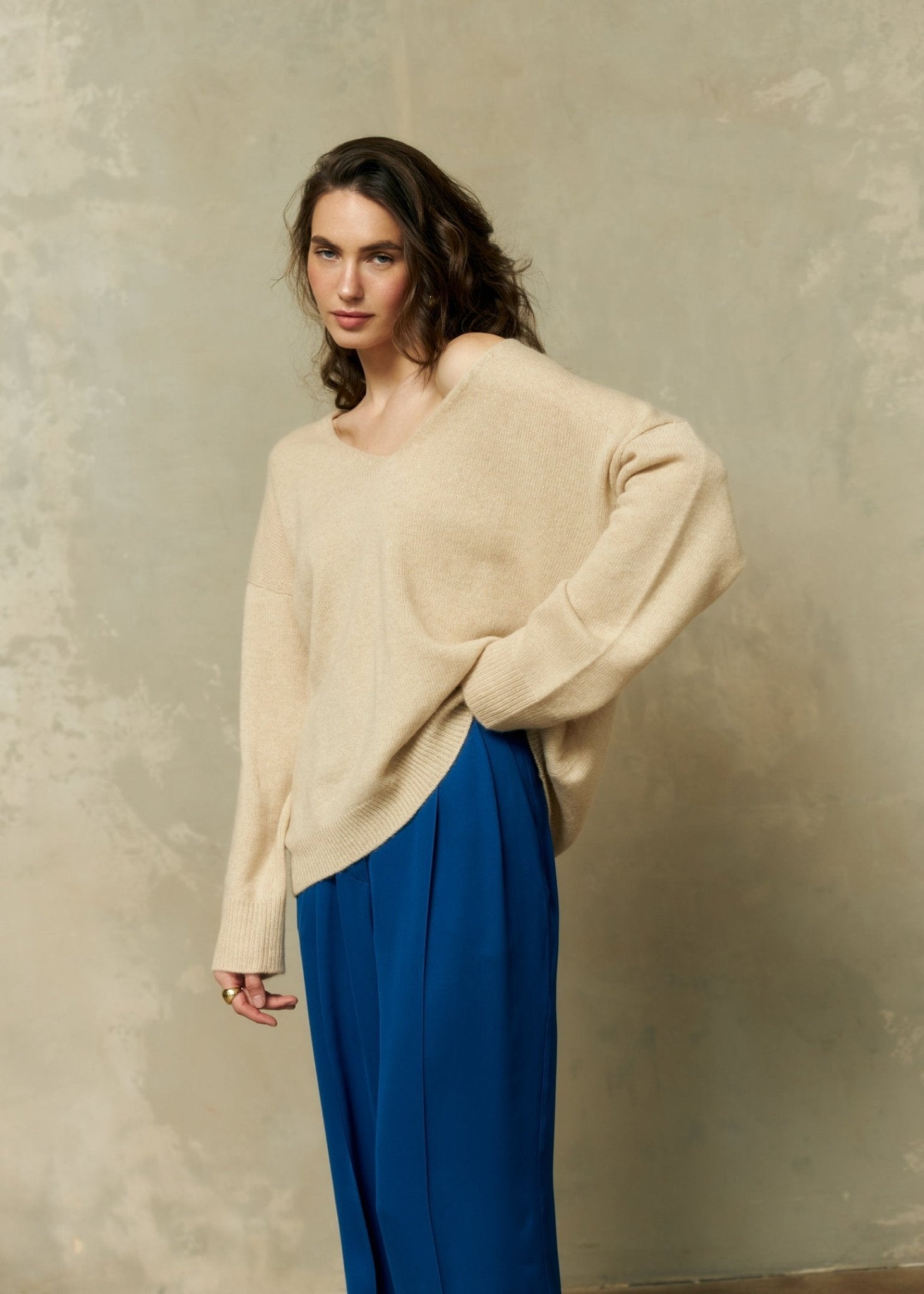 V - Neck 100% Cashmere Sweater in Beige - NiSO