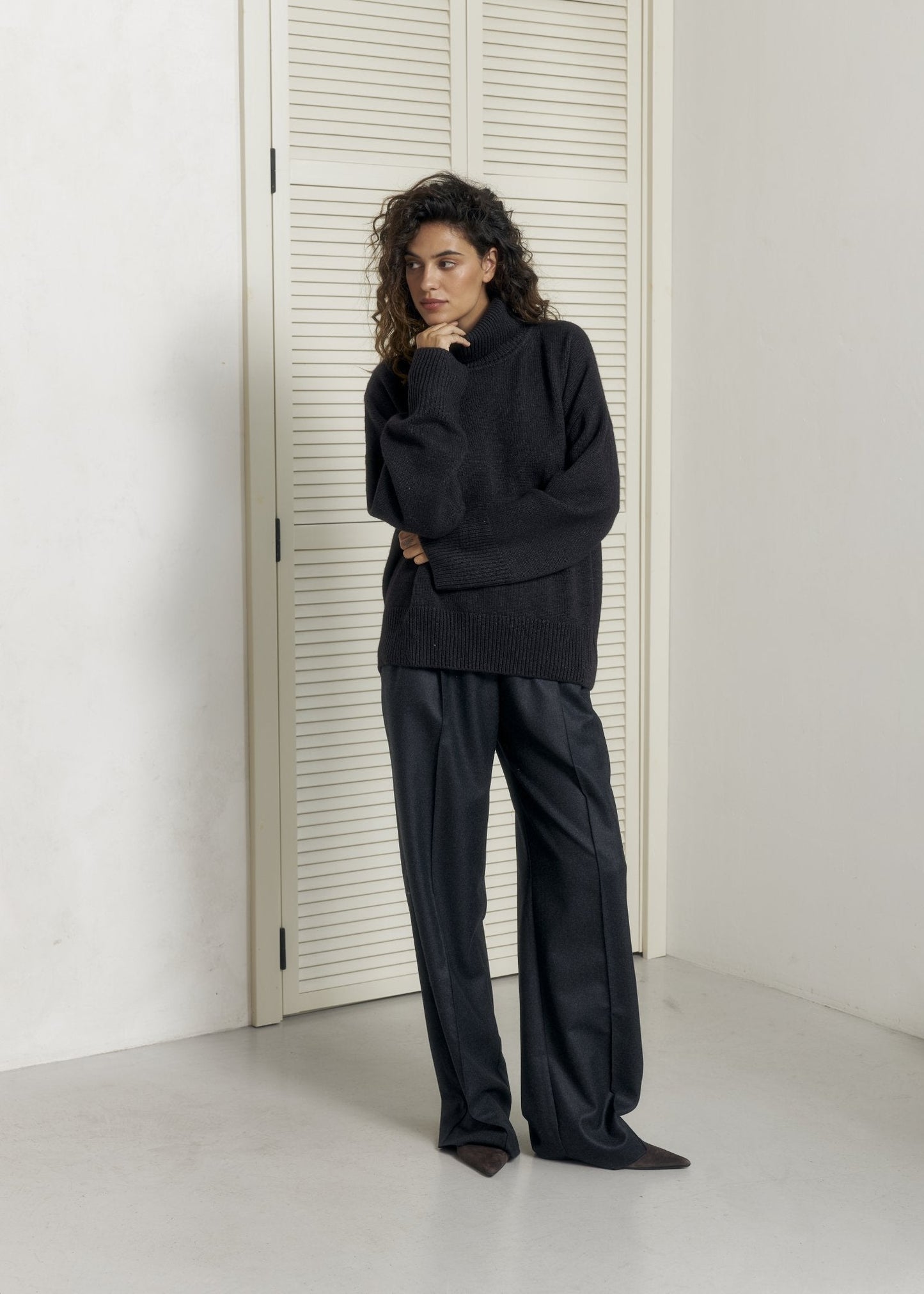 ZORIANA Turtle - Neck Cashmere Sweater in Black - NiSO
