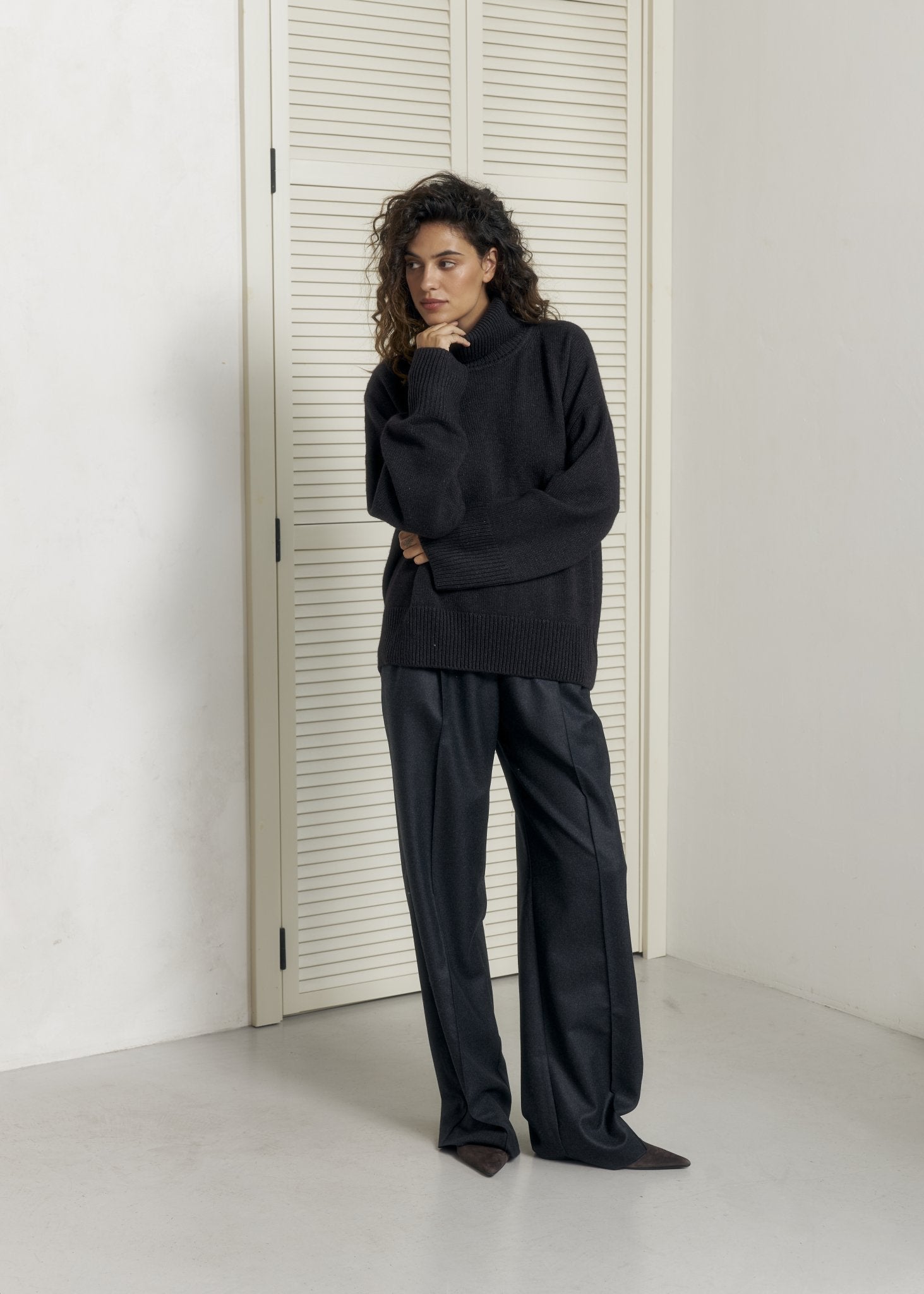 ZORIANA Turtle - Neck Cashmere Sweater in Black - NiSO